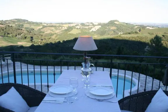 Cena sulla terrazza della piscina