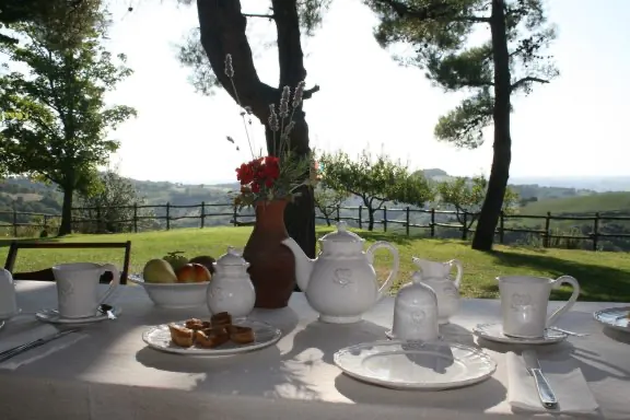 Colazione in giardino con vista